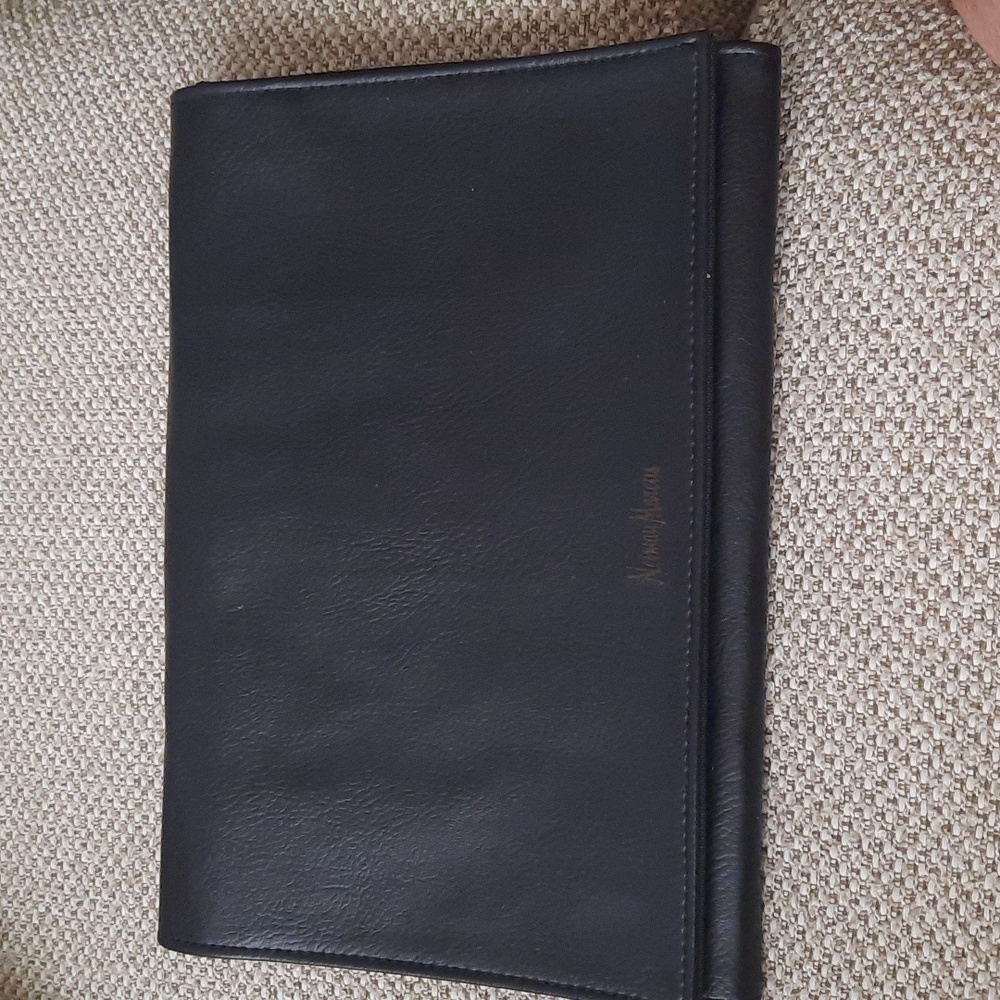 Neiman Marcus Leather organizer.